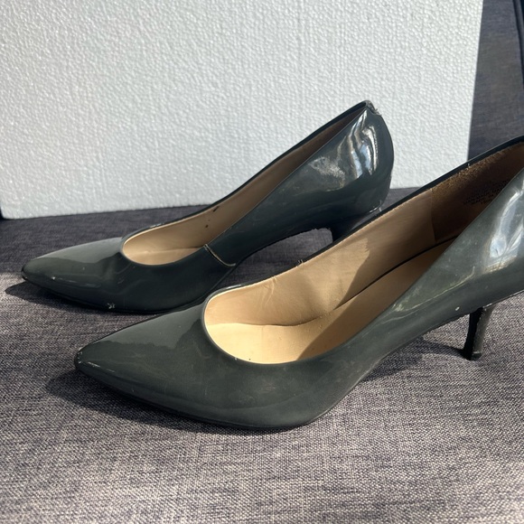 Nine West - dark grey faux patent leather pumps - Picture 1 of 3
